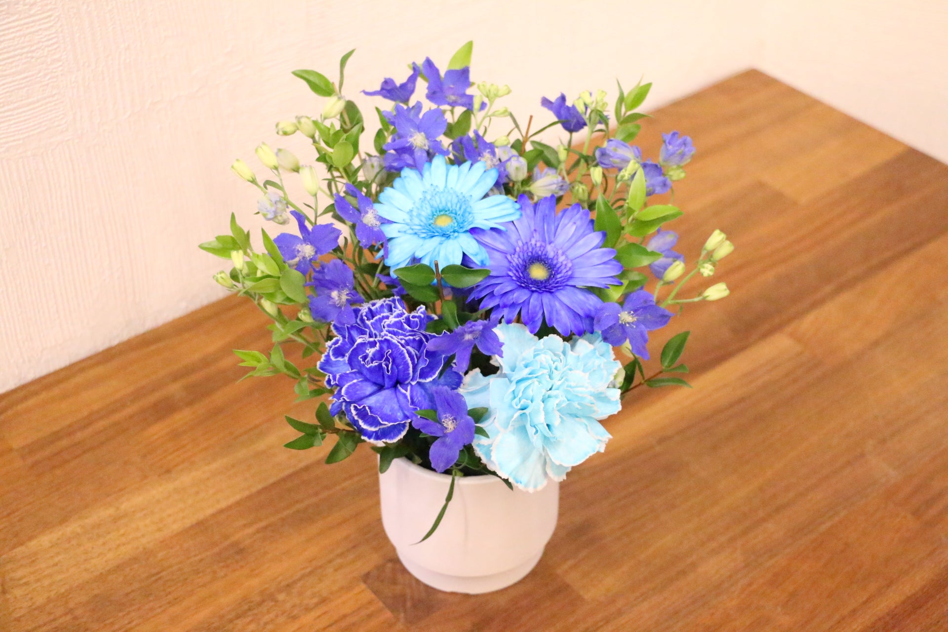 青・水色・白のアレンジメント 4,000円 – 花・花束の通販サイト｜HanaTaku