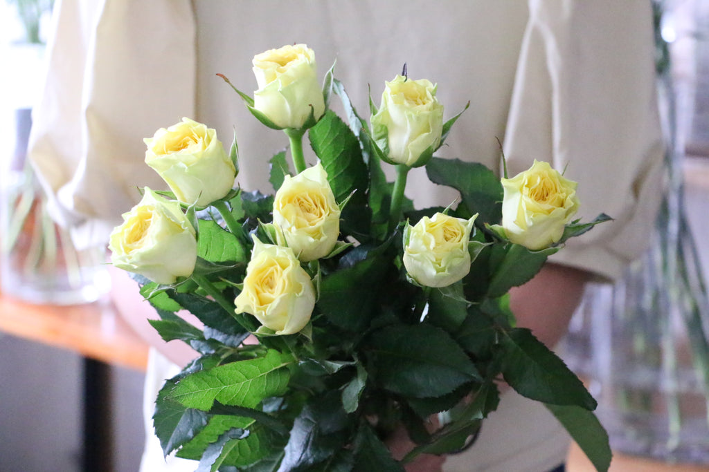 黄色いバラの花束（8本）
