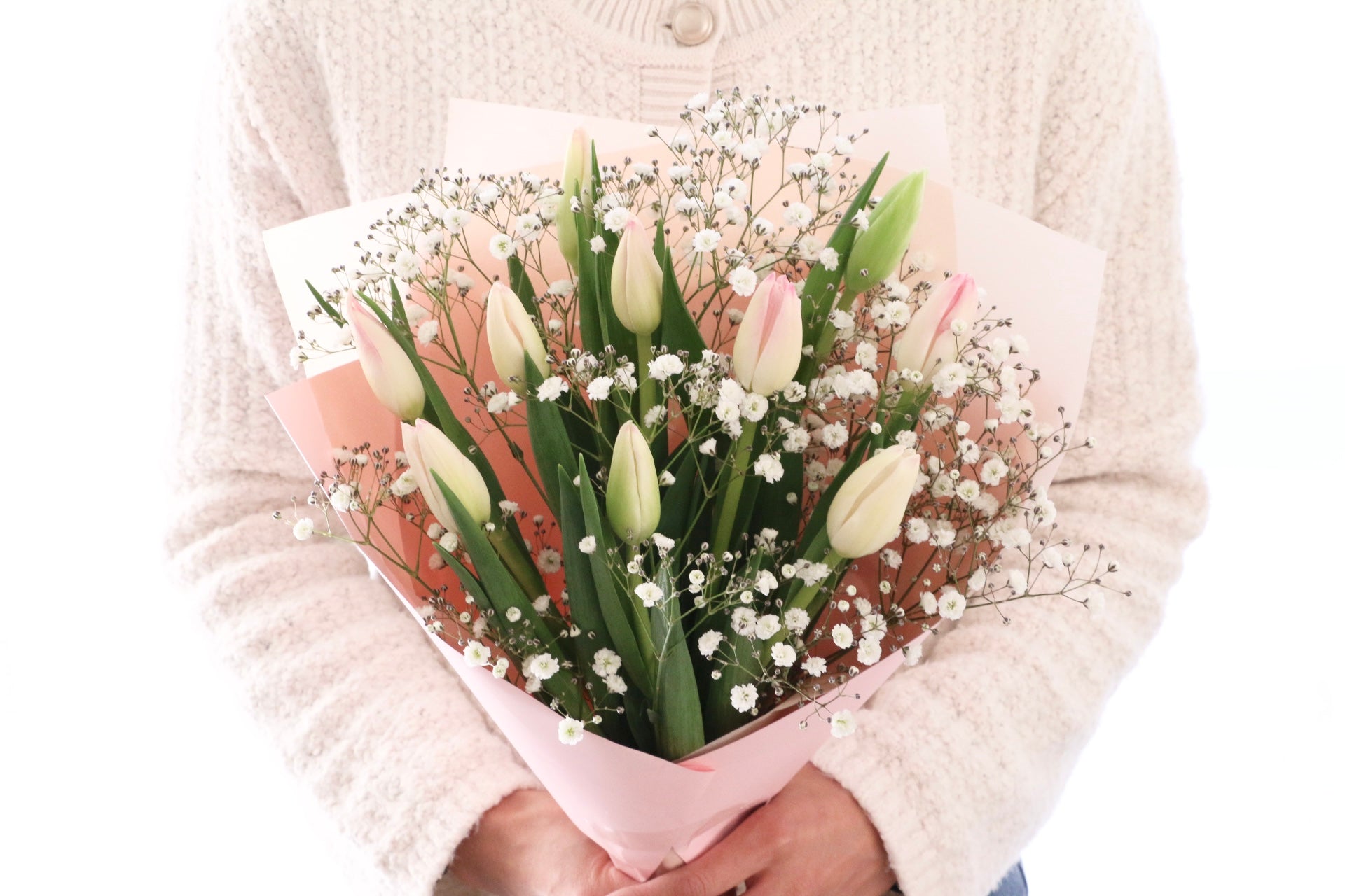 淡いピンクのチューリップ（10本）とカスミソウの花束 – 花・花束の