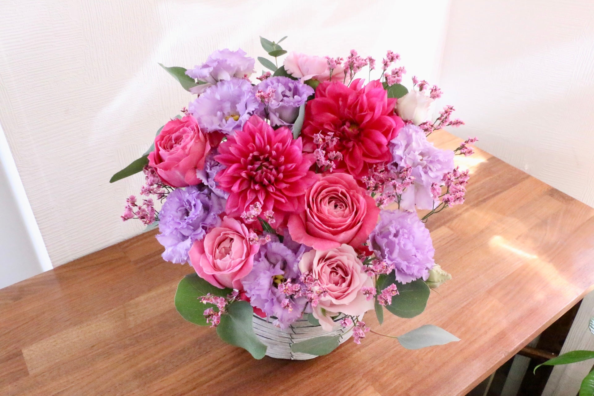 ピンク紫の造花アレンジメント 紫・ピンクのアレンジメント 9,000円 – 花・花束の通販サイト｜HanaTaku