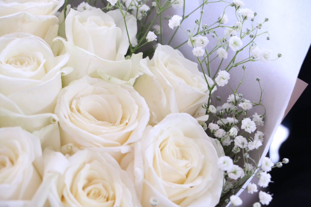 12本の白色のバラとカスミソウ（かすみ草）の花束-私の妻になってください