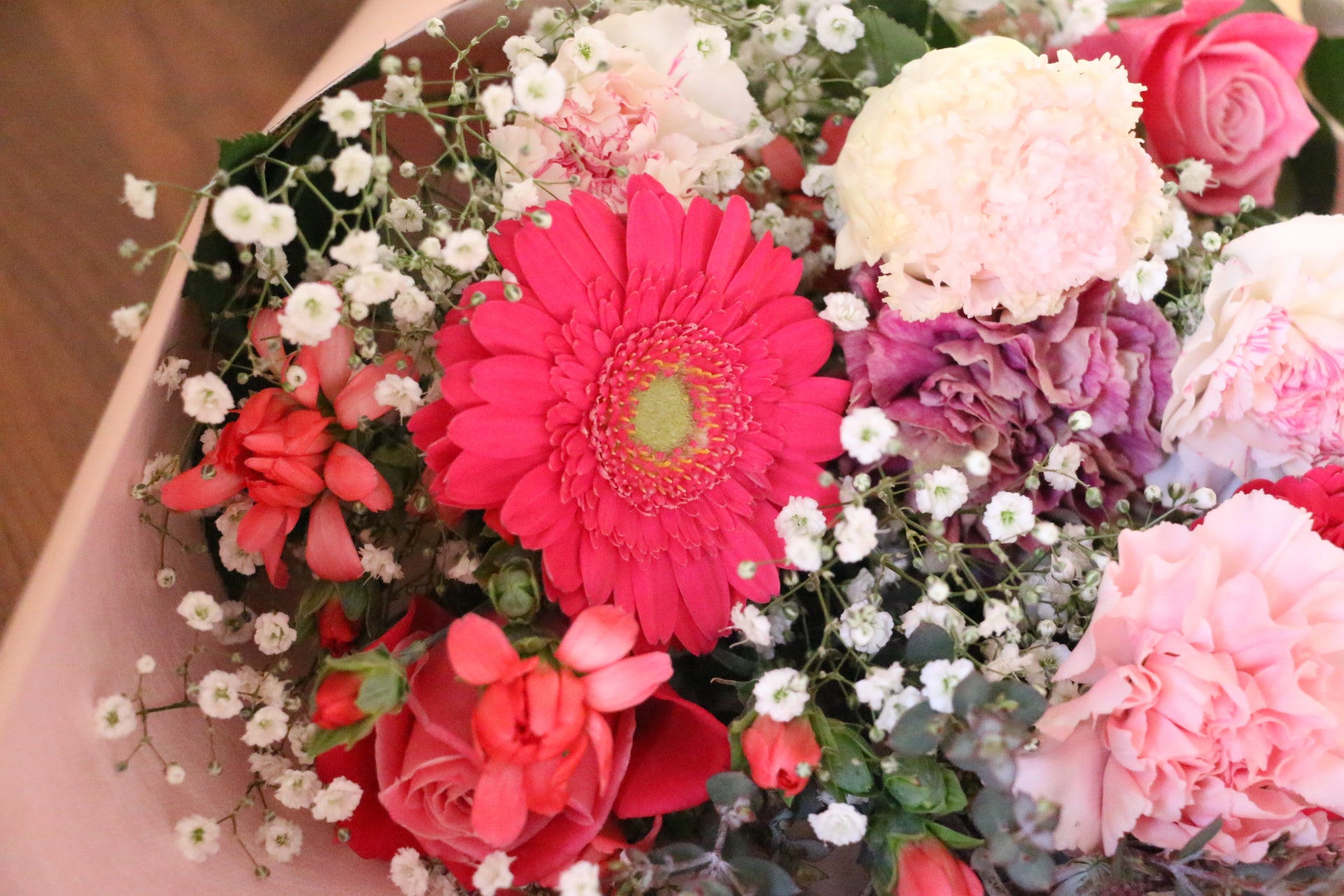 カスミソウ入りピンク系の花束 8,000円 – 花・花束の通販サイト｜HanaTaku