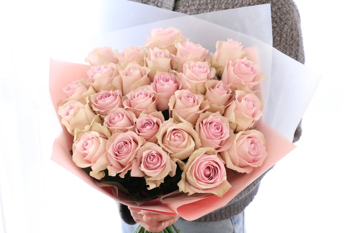 27本のピンク色のバラの花束-深い愛