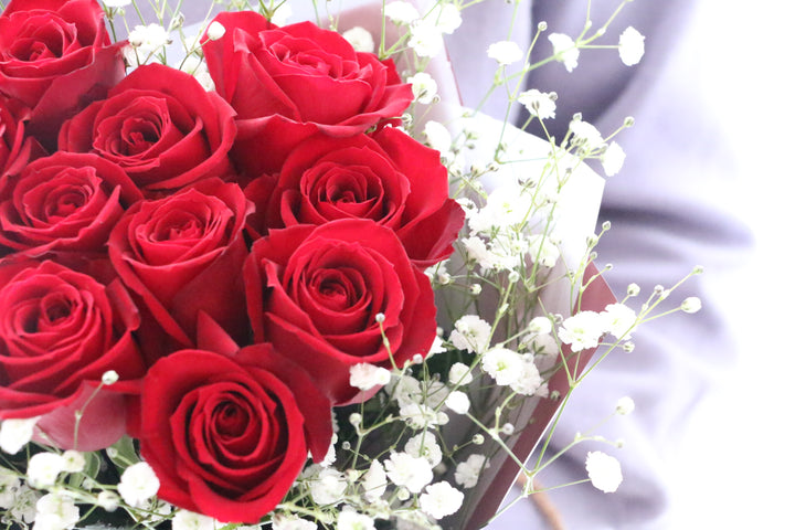 10本の赤いバラとカスミソウ（かすみ草）の花束