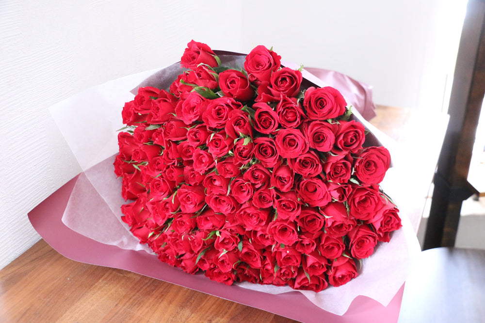 90本の赤いバラの花束