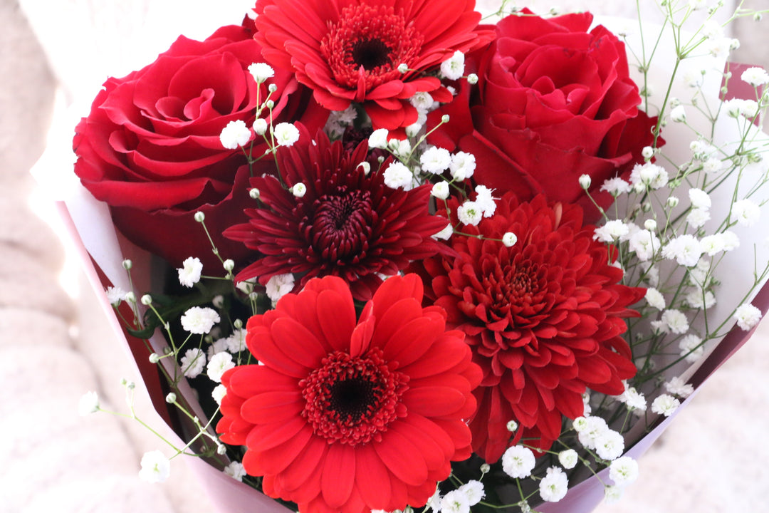 カスミソウ入り赤色の花束 3,500円