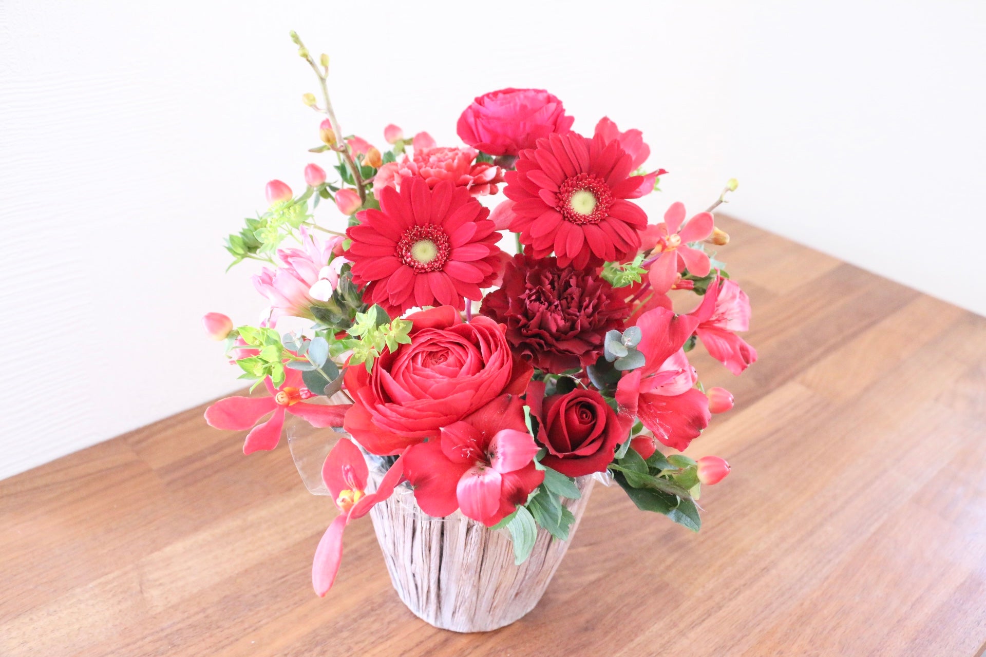 赤色のアレンジメント – 花・花束の通販サイト｜HanaTaku