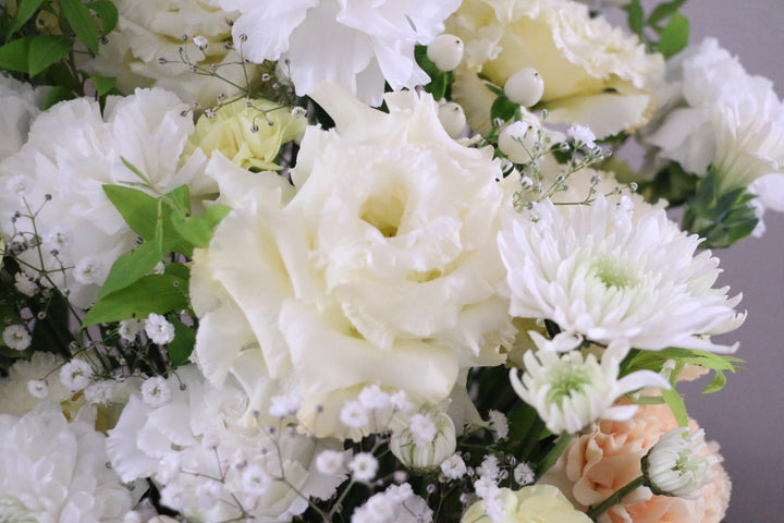 お供え花 花束 白・黄色 黄色のスプレーマムのアップ