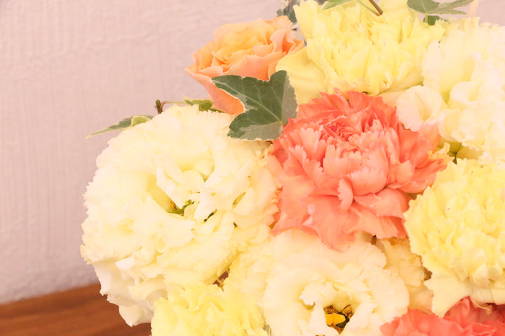 【母の日限定】カーネーション入りアレンジメントMサイズ（黄色・オレンジ）