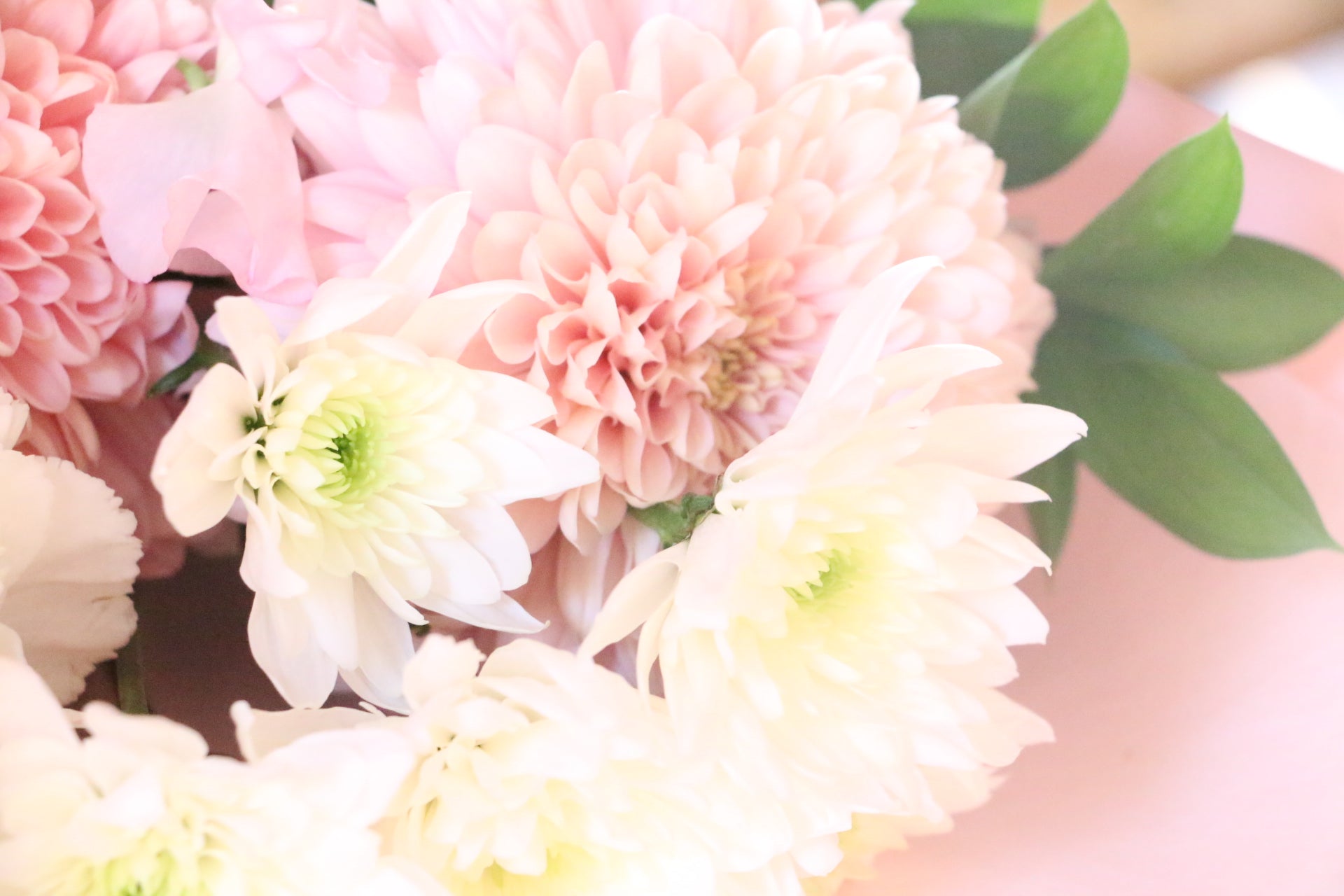 供花】白色・ピンク色のお供え花束 3,000円 – 花・花束の通販サイト