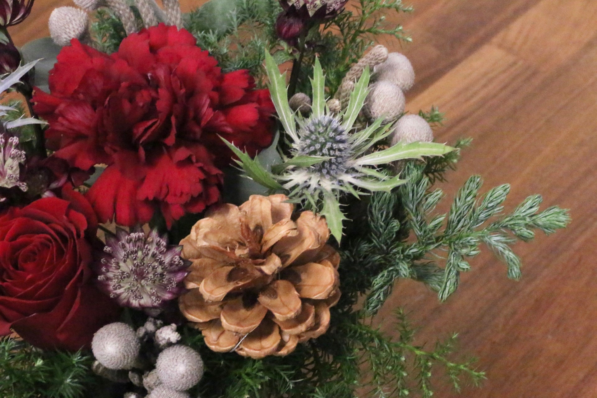 クリスマスの赤いバラ入りアレンジメント Sサイズ 3,500円 – 花・花束