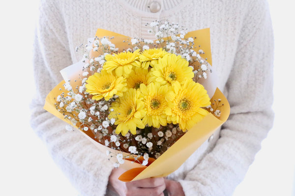 黄色のガーベラ（8本）とカスミソウの花束