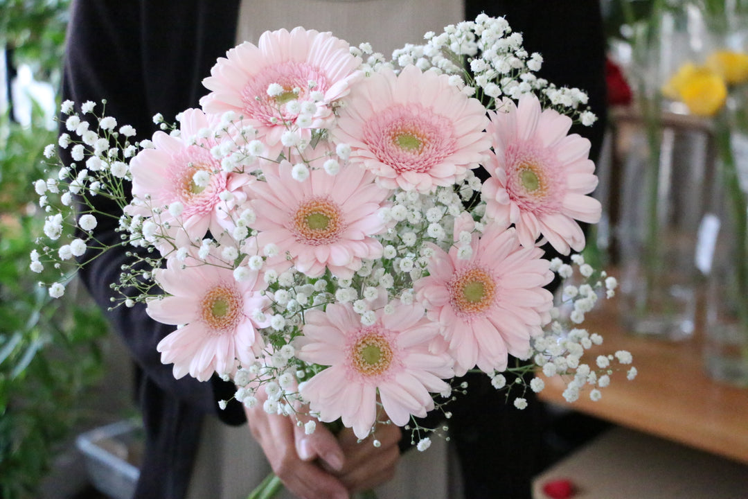 かすみ草（カスミソウ）とピンク色のガーベラの花束