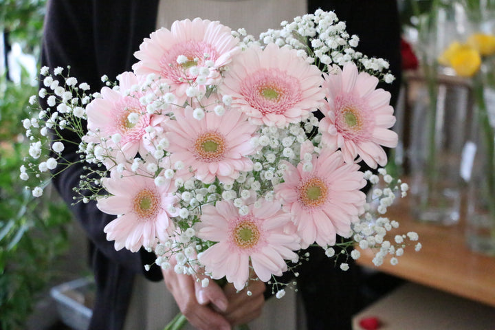 かすみ草（カスミソウ）とピンク色のガーベラの花束