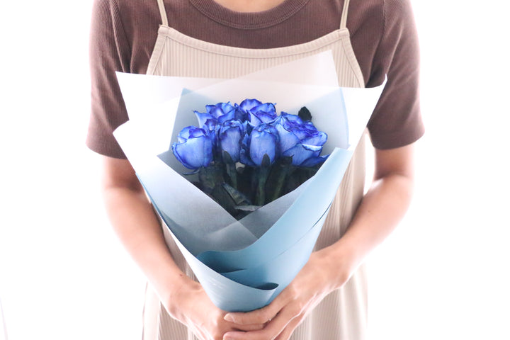 8本の青いバラの花束