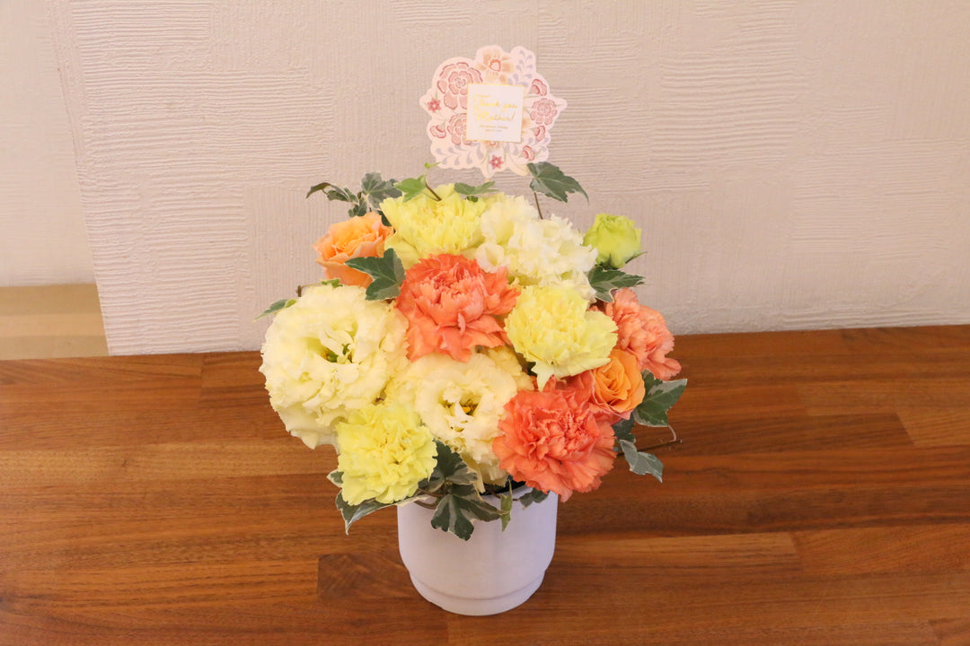 【母の日限定】カーネーション入りアレンジメントMサイズ（黄色・オレンジ）
