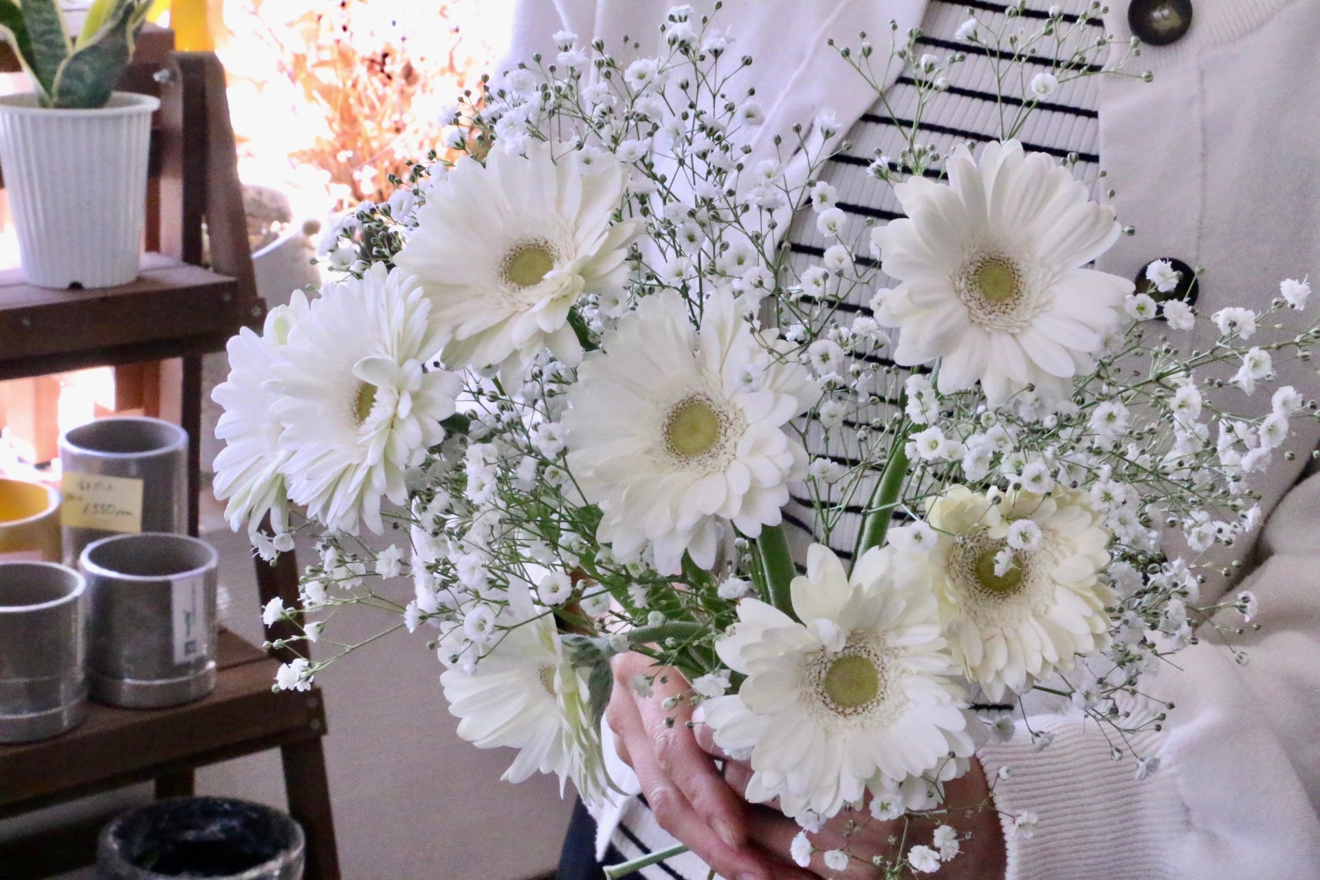 白色のガーベラ（8本）とカスミソウの花束 – 花・花束の通販サイト