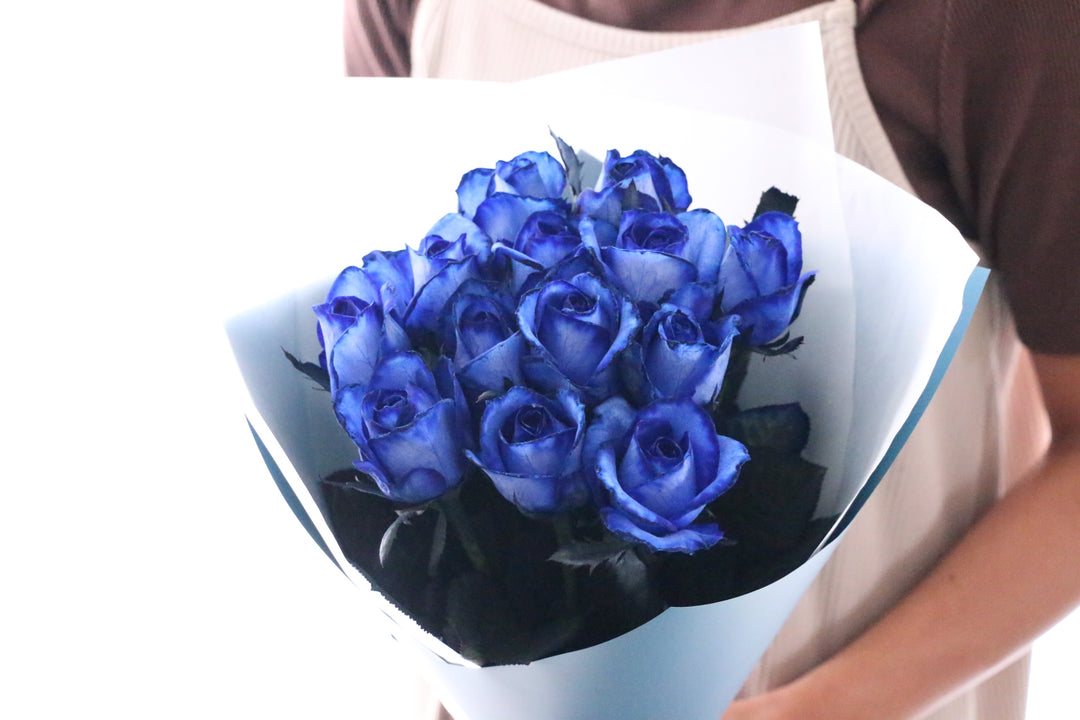 13本の青いバラの花束