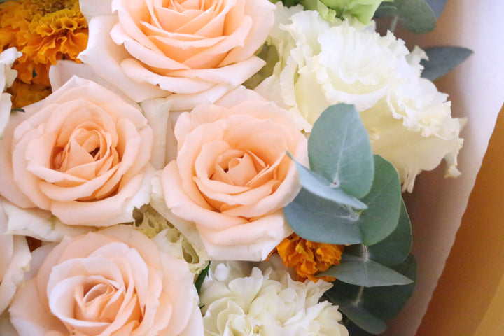 オレンジ色バラ入りの花束 Mサイズ 8,000円
