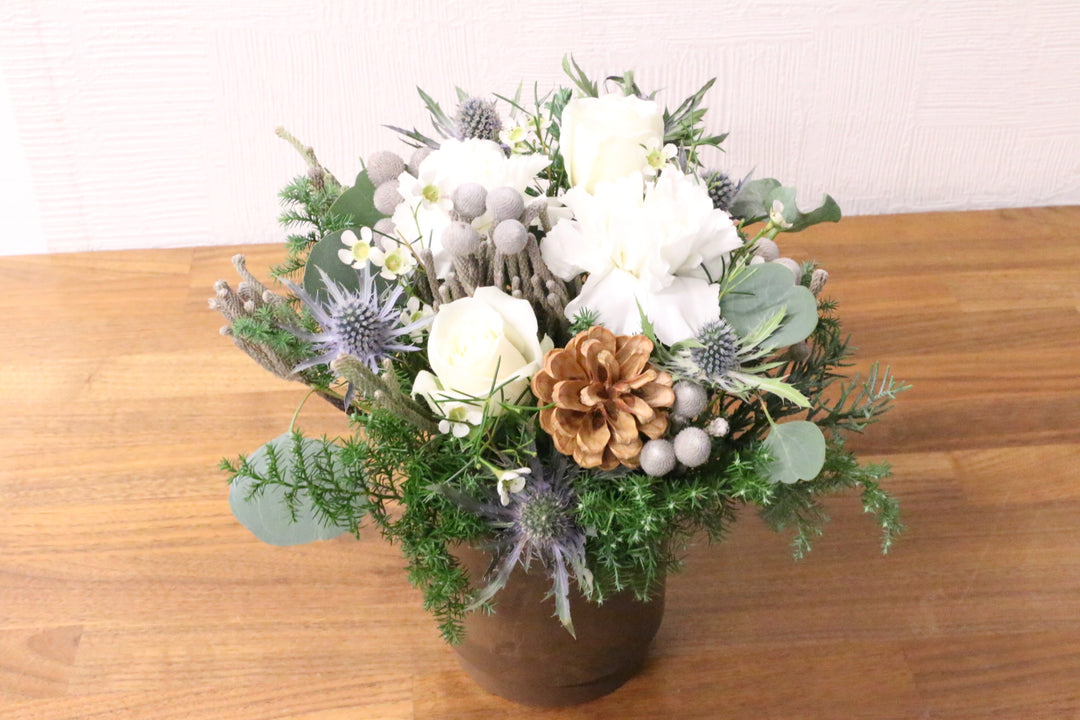 クリスマスの白いバラ入りアレンジメント　Mサイズ　5,000円