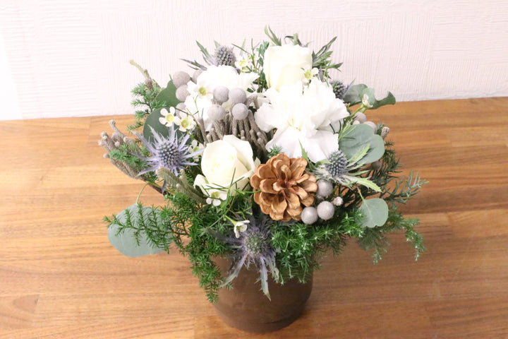 クリスマスの白いバラ入りアレンジメント　Mサイズ　5,000円