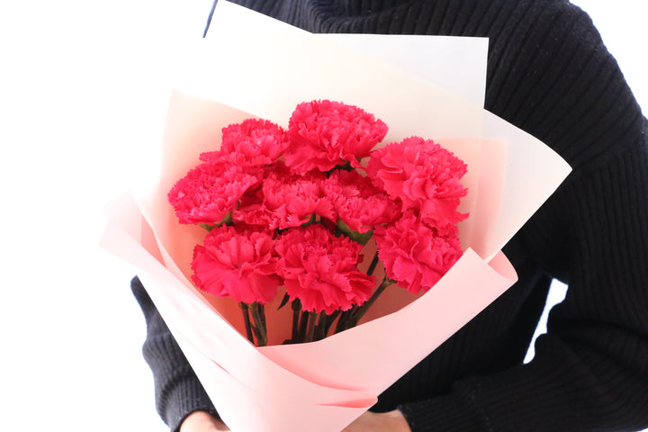 濃いピンクのカーネーションの花束（9本）-いつまでも一緒にいてください