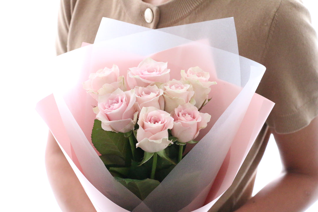 8本のピンク色のバラの花束