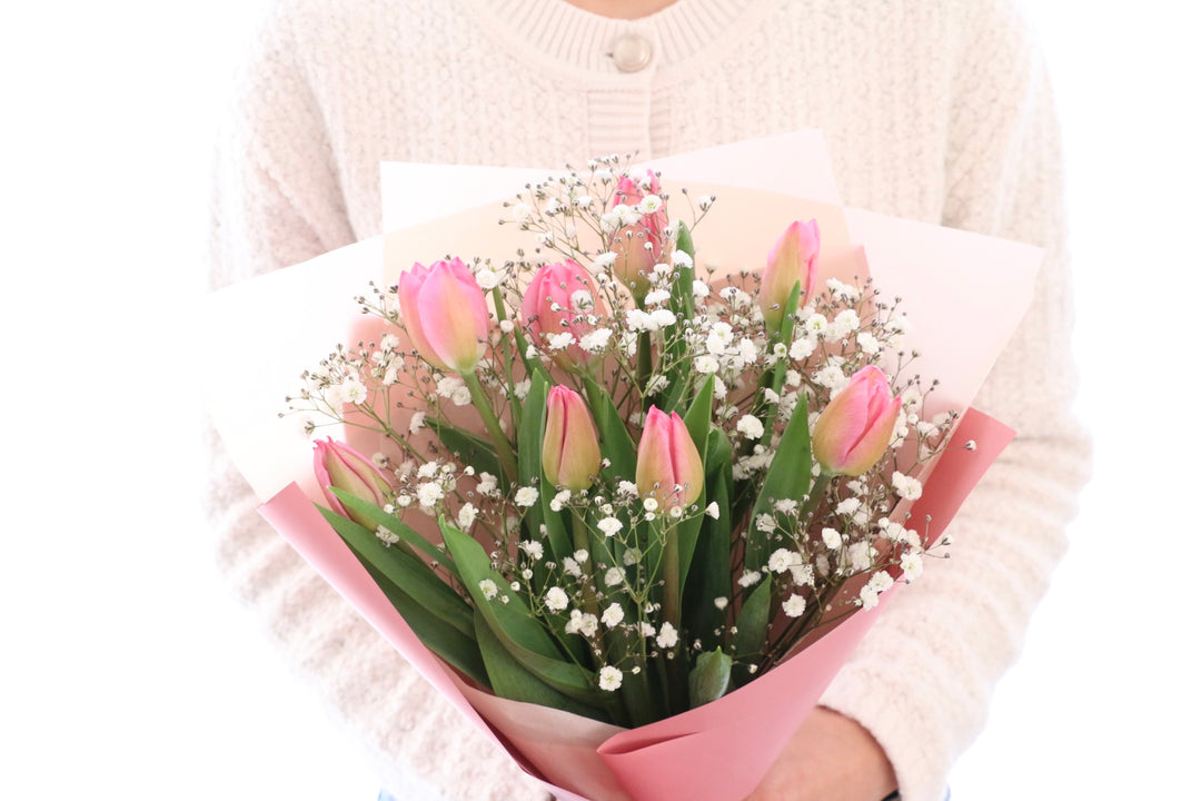 ピンクのチューリップ（8本）とカスミソウの花束