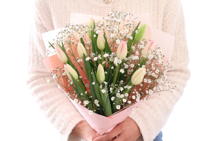 淡いピンクのチューリップ（10本）とカスミソウの花束