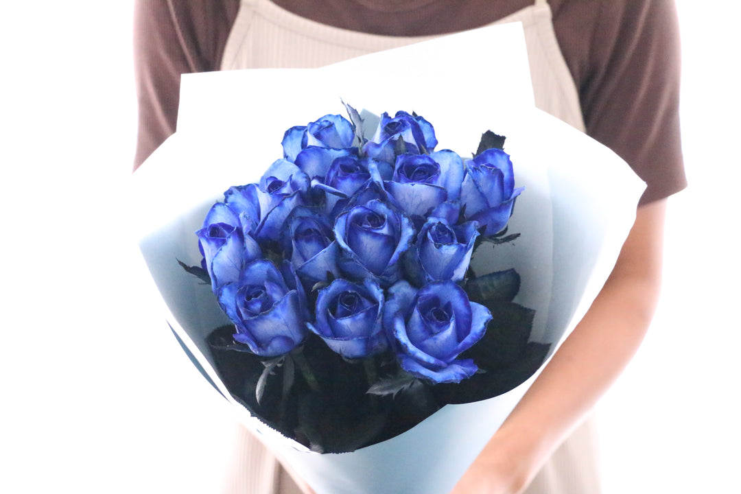 13本の青いバラの花束