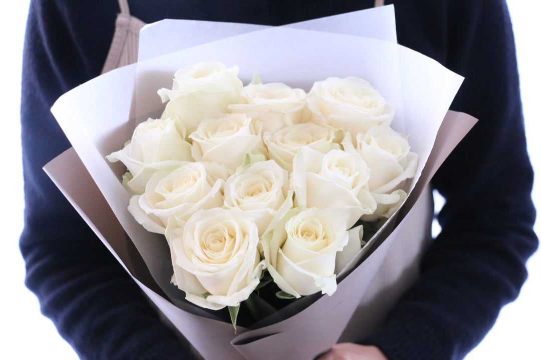 12本の白色のバラの花束-私の妻になってください