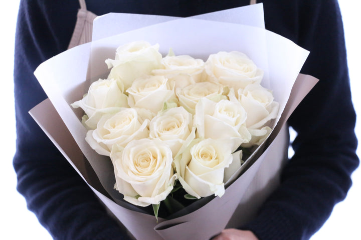 12本の白色のバラの花束-私の妻になってください