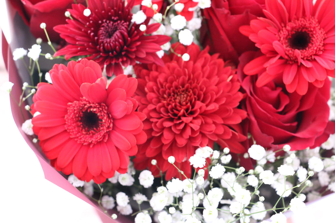 カスミソウ入り赤色の花束 5,000円