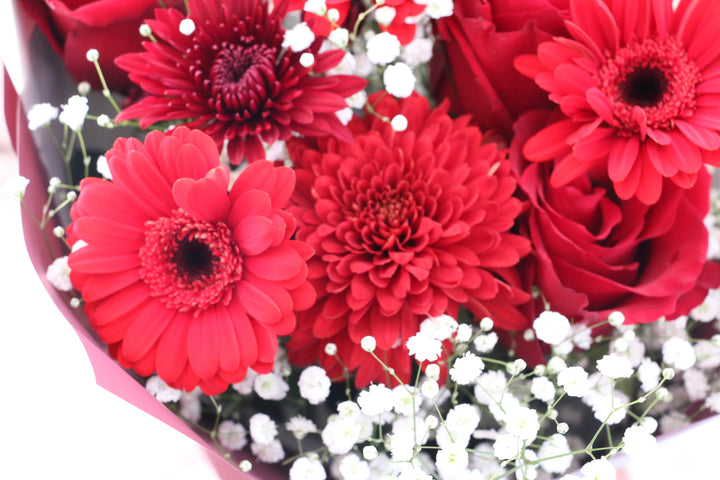 カスミソウ入り赤色の花束 5,000円