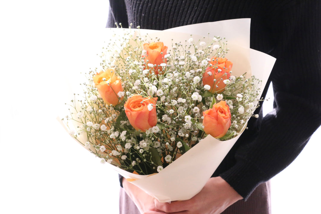 オレンジ色のバラ（5本）とカスミソウ（2本）の花束 4,500円