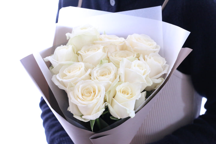 12本の白色のバラの花束-私の妻になってください