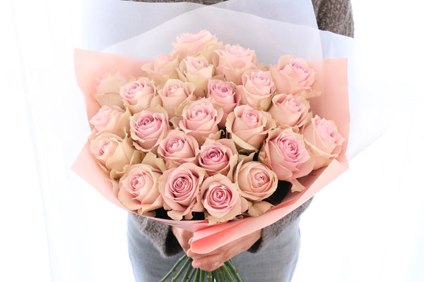 24本のピンク色のバラの花束-1日中あなたを思っています