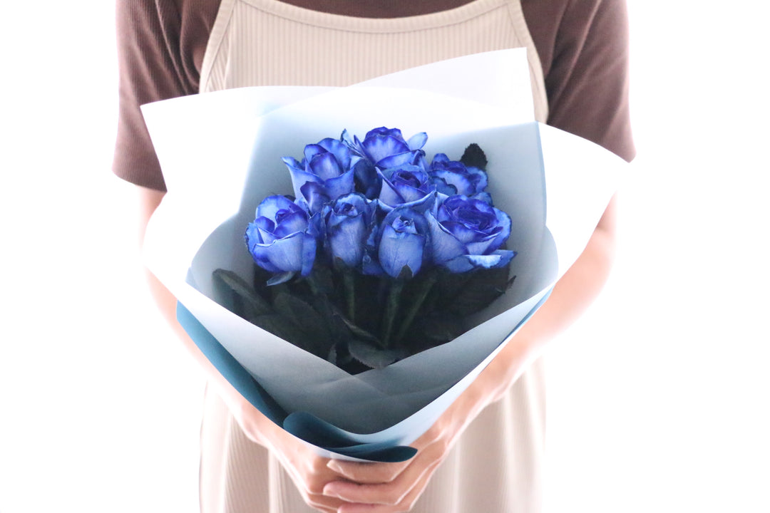 8本の青いバラの花束