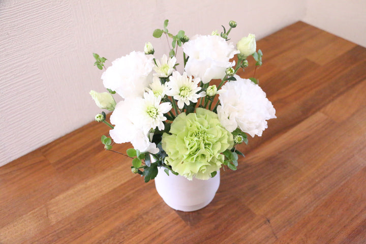 【供花】白色・グリーンのお供えアレンジメント 3,000円