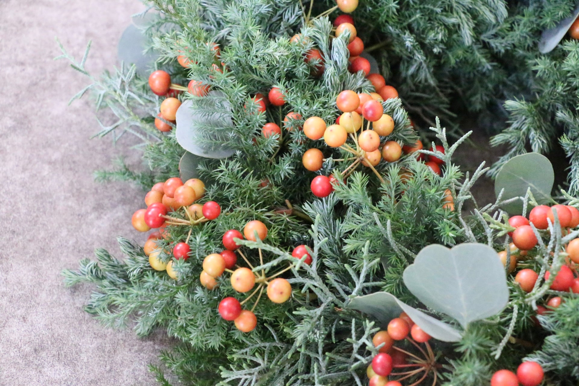 赤い実のフレッシュクリスマスリース Mサイズ – 花・花束の通販サイト