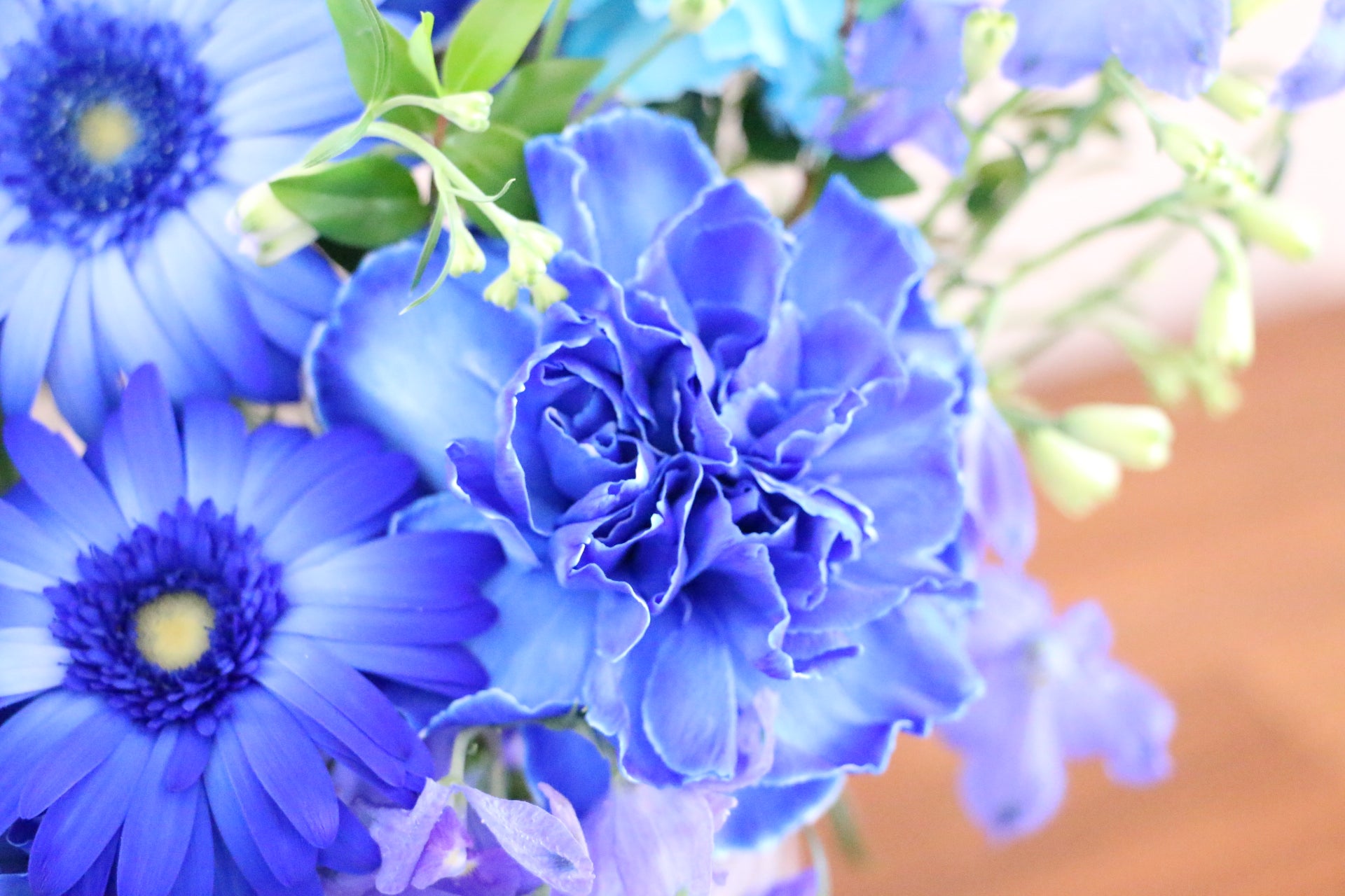青・水色・白のアレンジメント 7,000円 – 花・花束の通販サイト｜HanaTaku