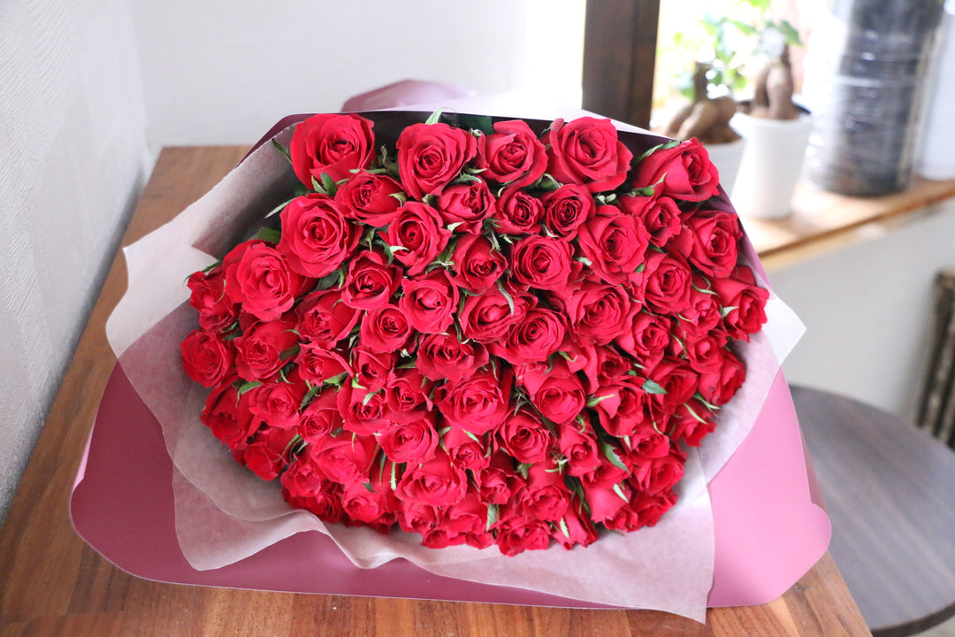 70本の赤いバラの花束