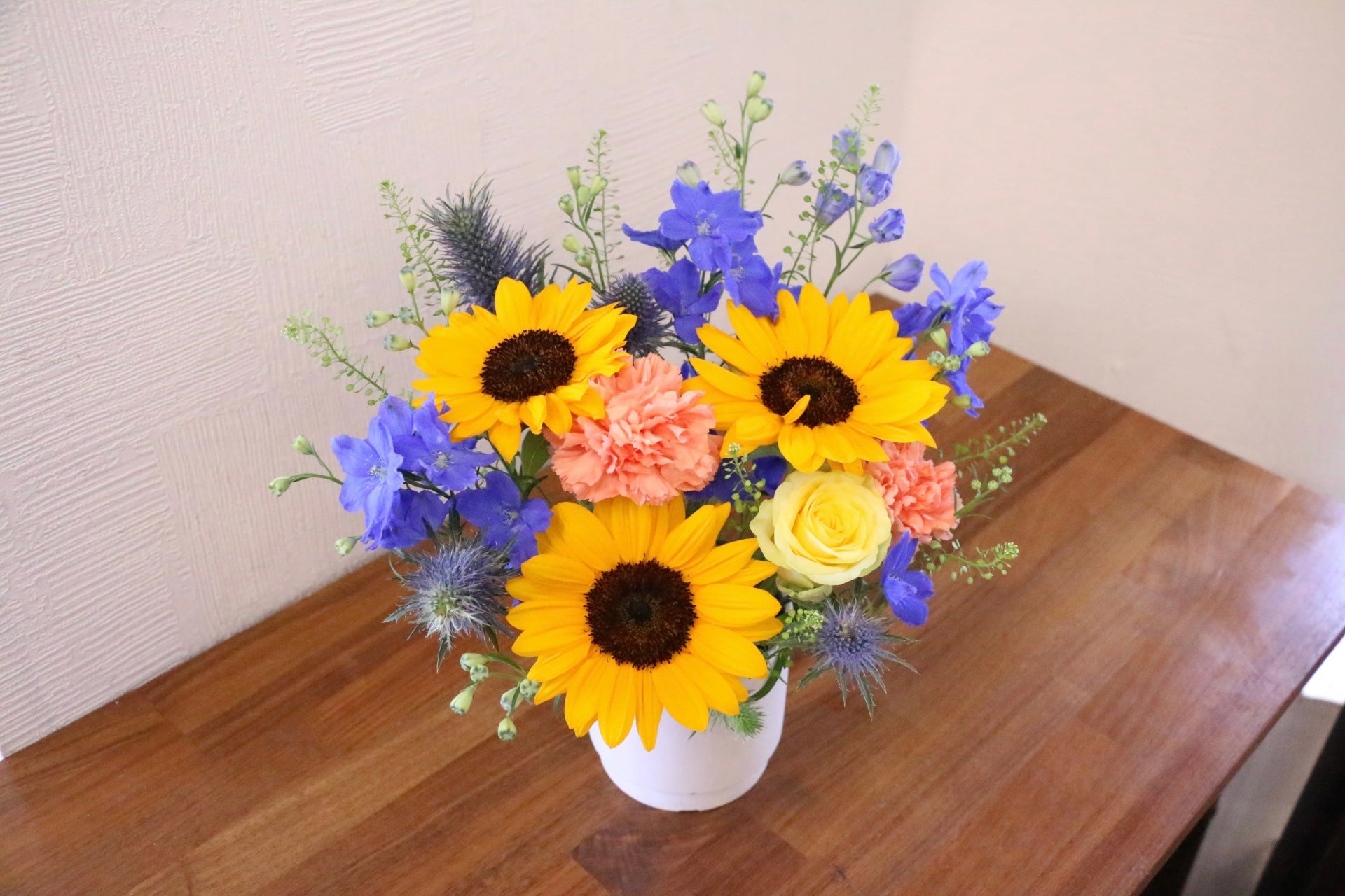 【向日葵【ひまわり】です】ご入学のお祝いアレンジ☆クリームイエロー系☆ 父の日限定】ひまわり入りアレンジメントMサイズ – 花・花束の通販