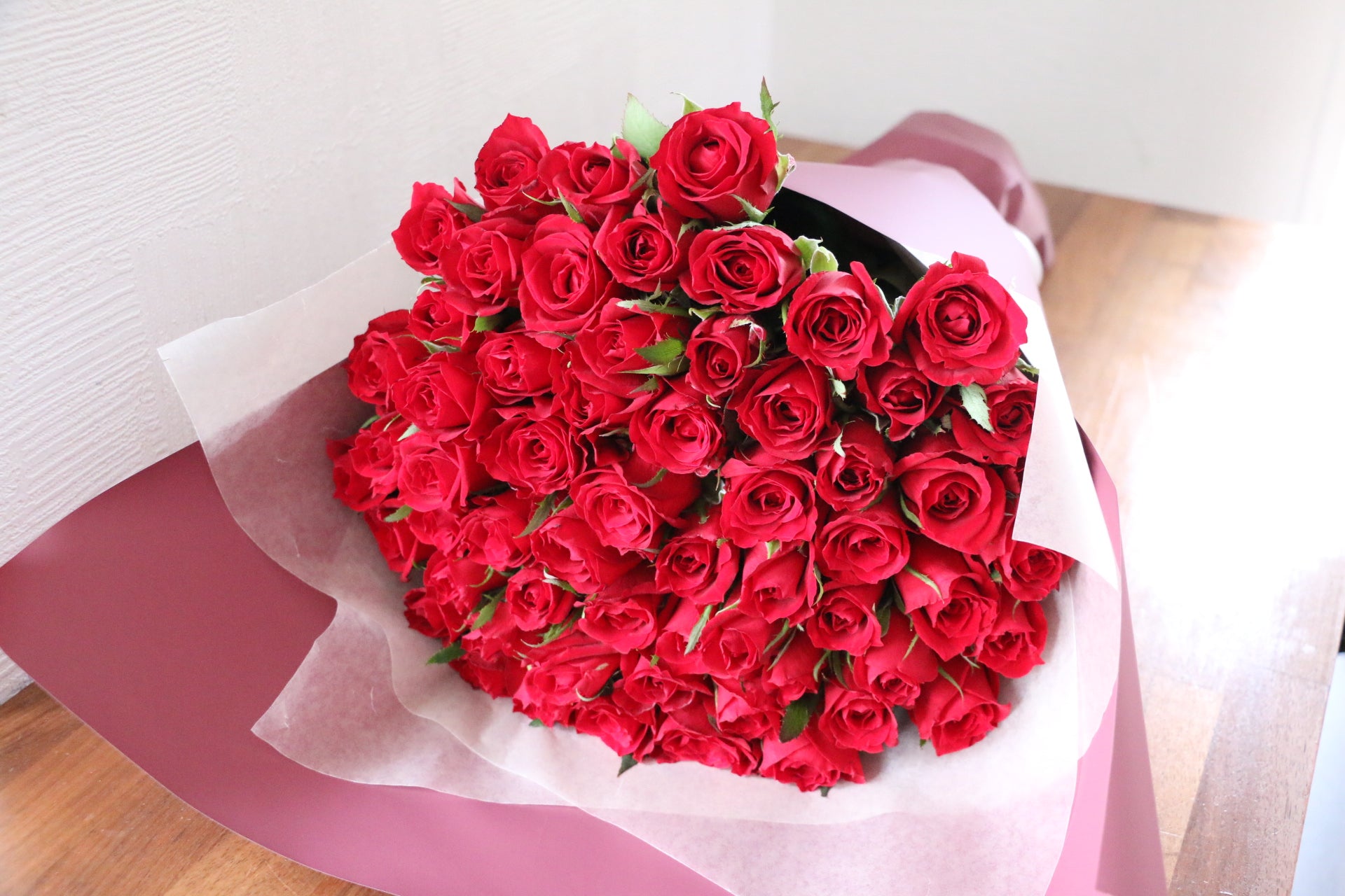 【赤い薔薇】 Manセット 還暦祝い】60本の赤色のバラの花束-永遠の愛 – 花・花束の通販サイト