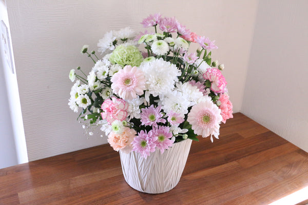 【供花】白色・ピンク色のお供えアレンジメント 10,000円