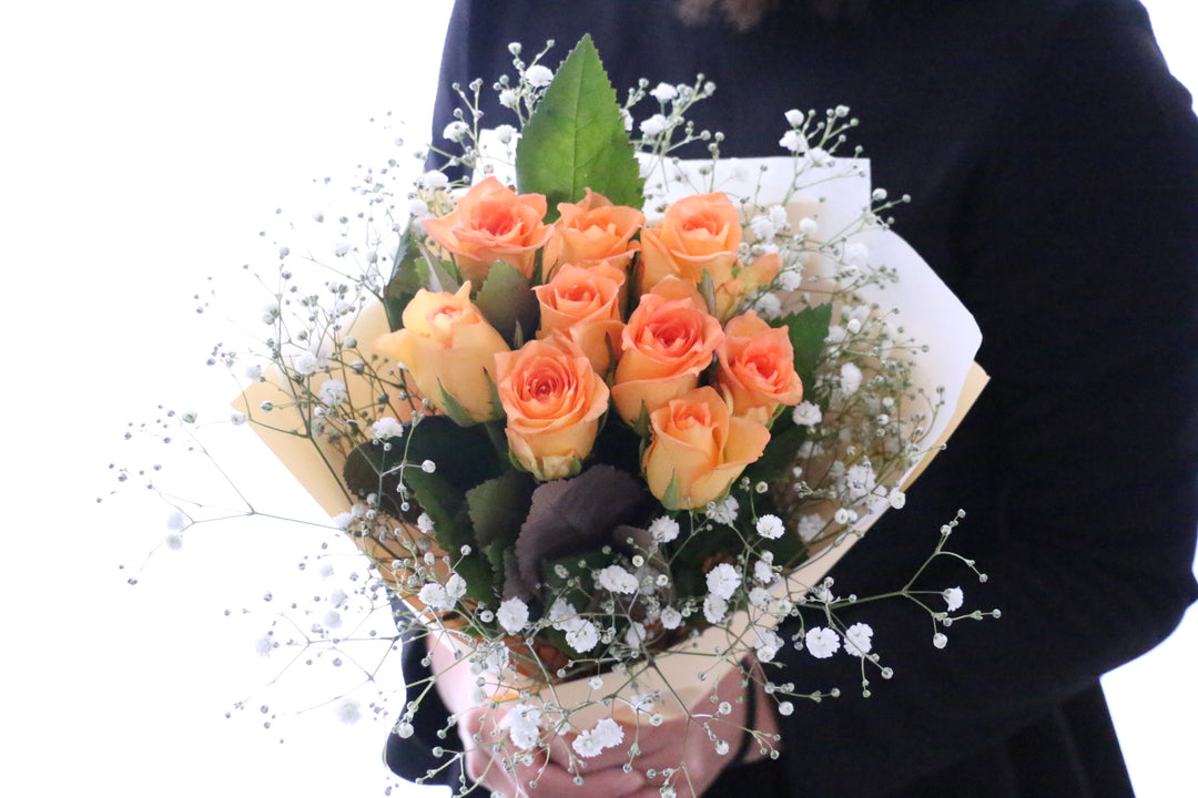オレンジ色バラ（9本）とカスミソウの花束-いつまでも一緒にいてください
