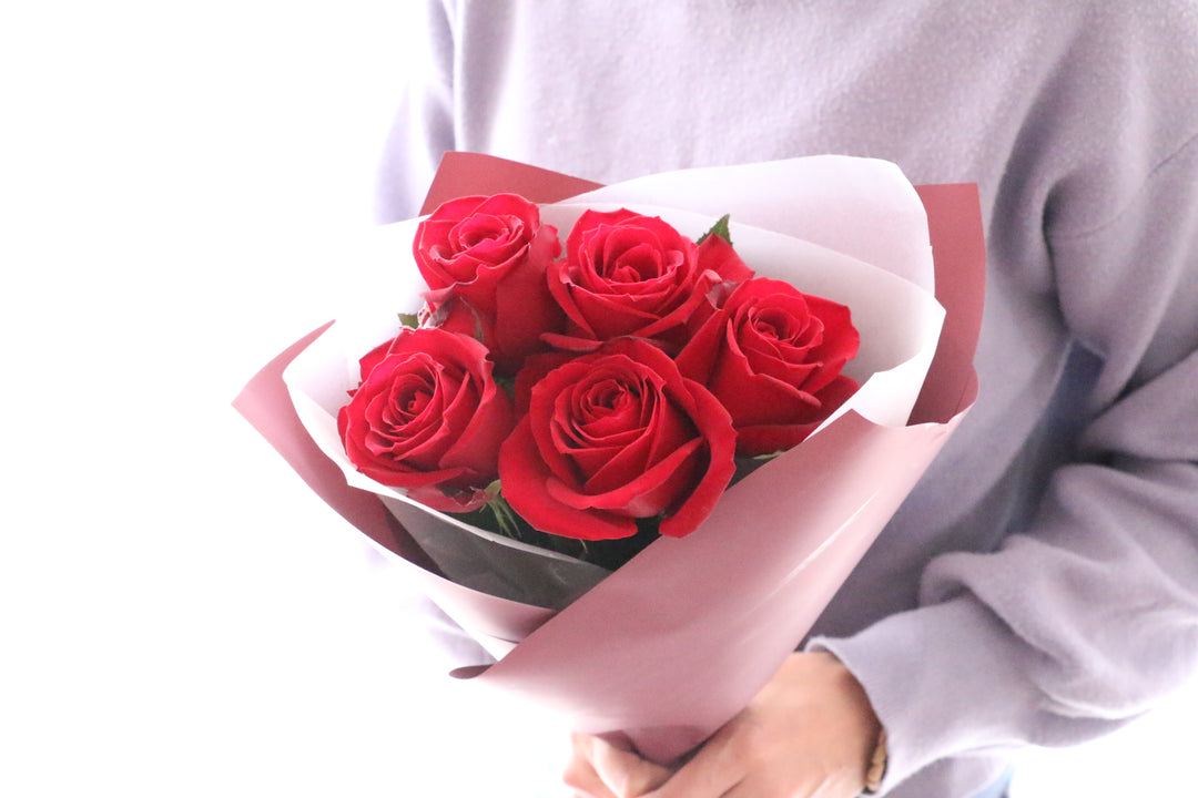 5本の赤いバラの花束-あなたに出会えて心から嬉しいです