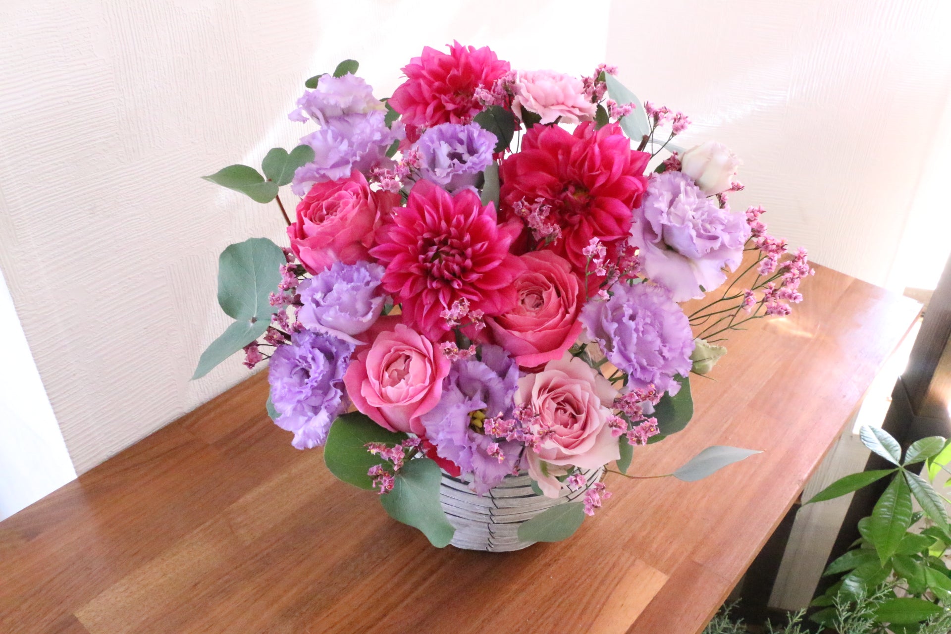 紫・ピンクのアレンジメント 10,000円 – 花・花束の通販サイト｜HanaTaku