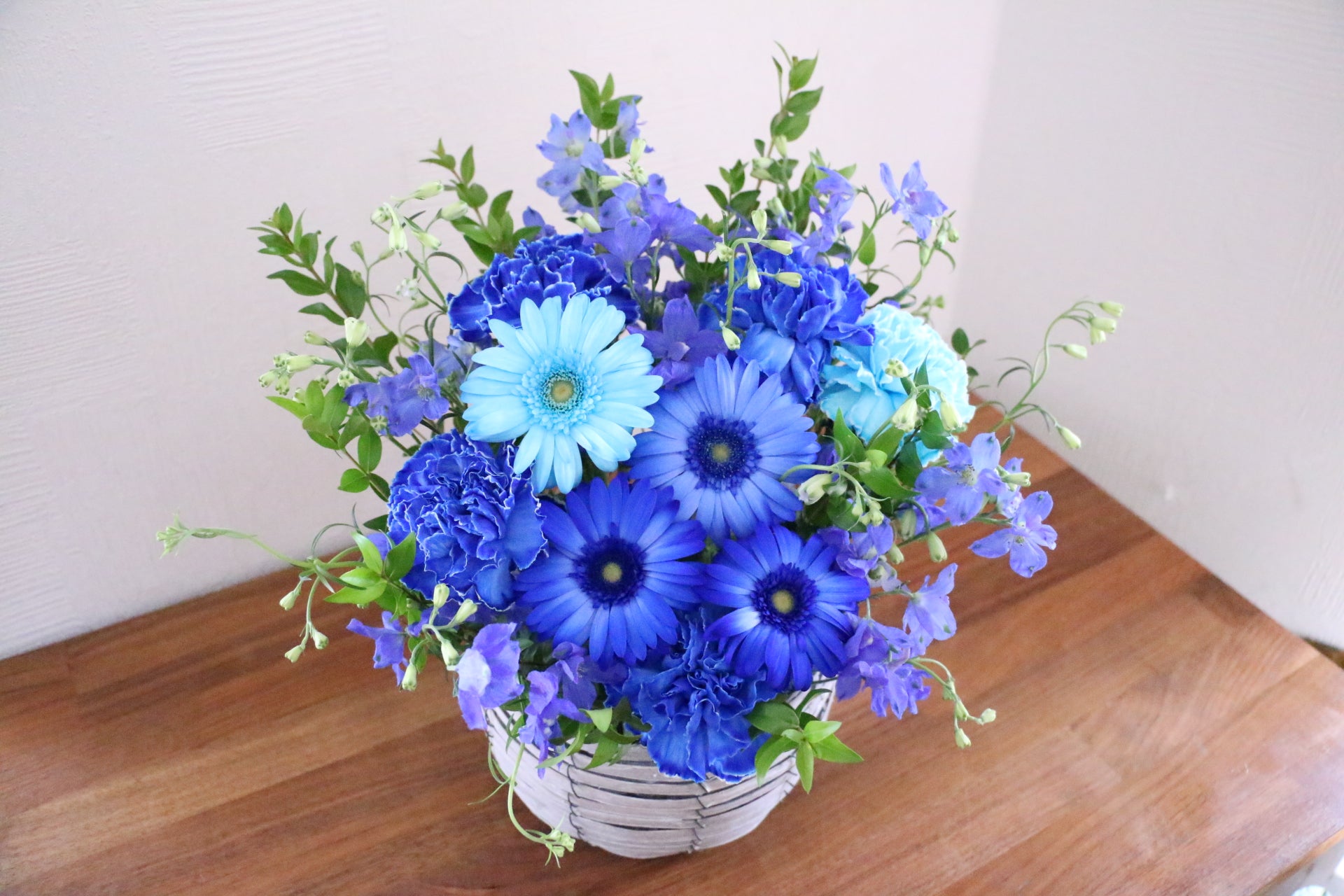 花束・アレンジメント AQUA 水色・青のアレンジメント – 花・花束の通販サイト｜HanaTaku