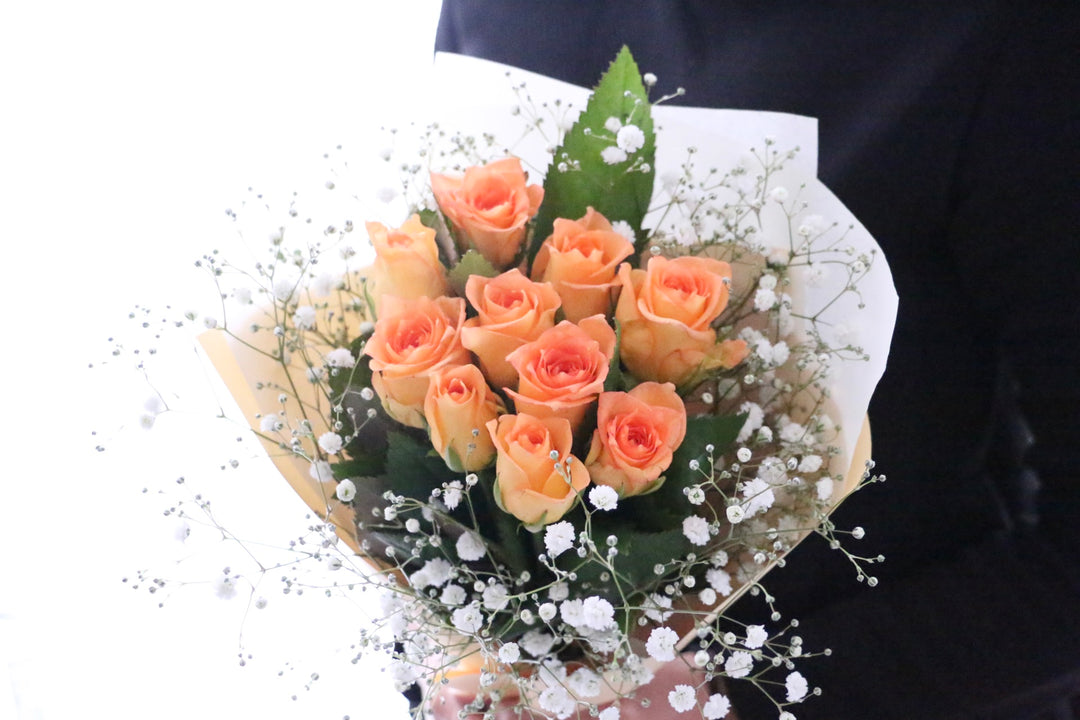 10本のオレンジ色バラとカスミソウの花束